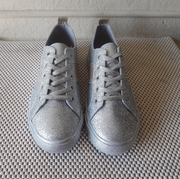 Kendall + Kylie - Picture 3 of 3